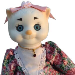 1993 Goebel Inc Dolly Dingle Dolls Bette Ball White Cat with Garnet Necklace